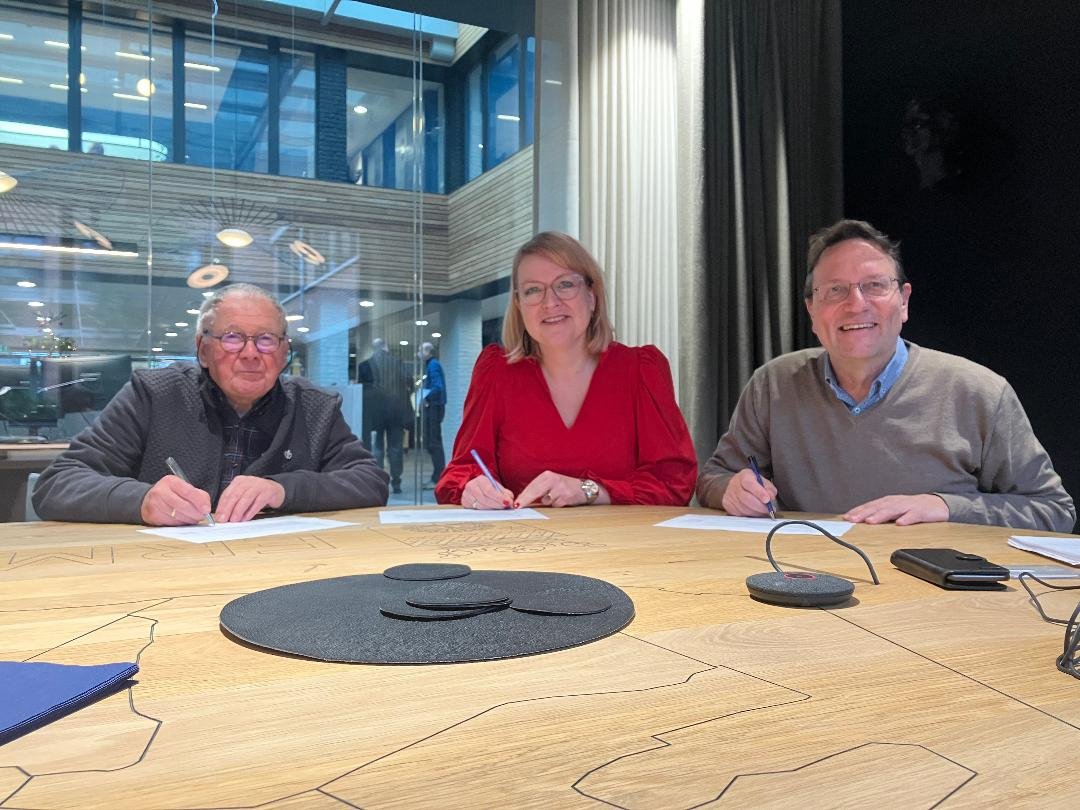 8 december 2022 Het tekenen van de geactualiseerde prestatieafspraken tussen de Gemeente Ermelo, UWOON en De Groene Draad.